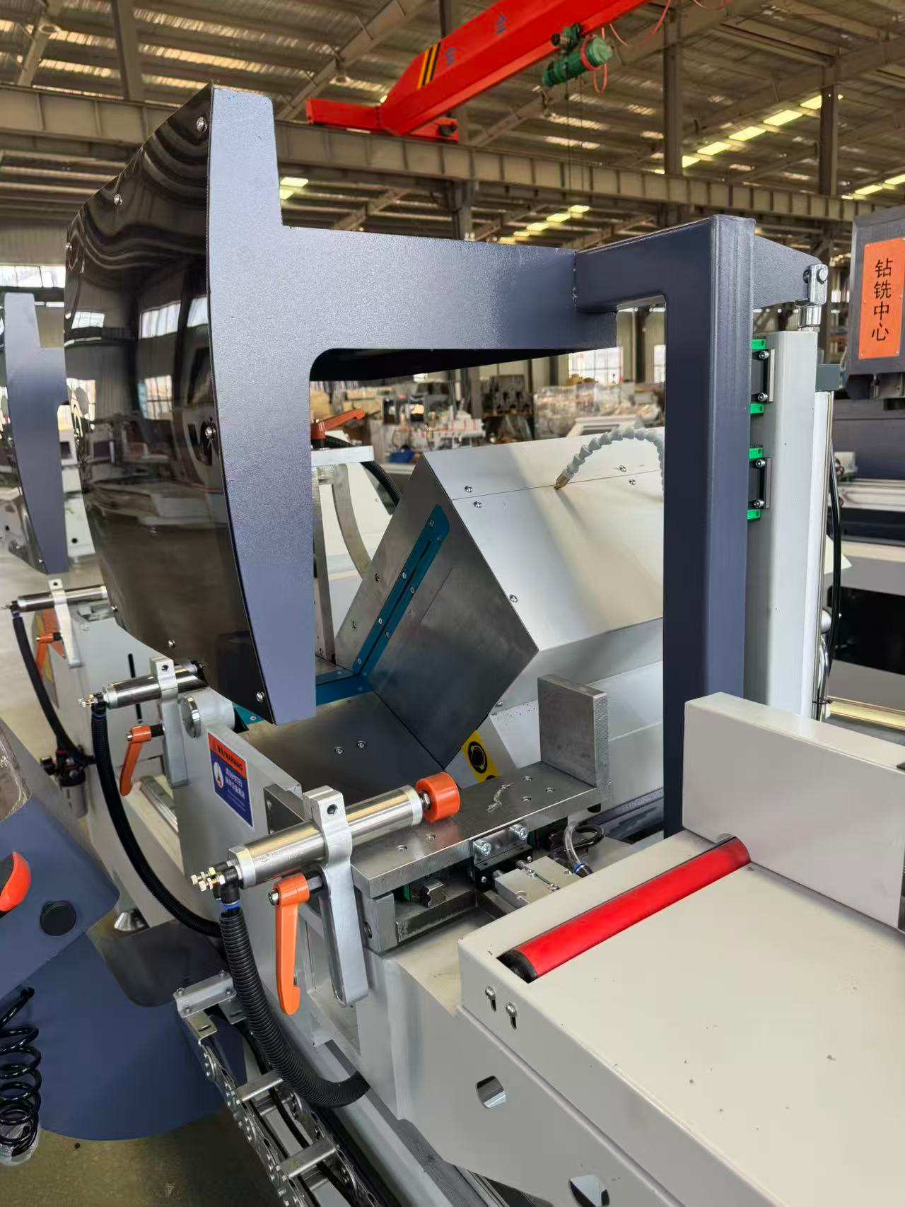 550 CNC ulospäin kääntyvä, suuren volyymin tuotanto jiirisaha, 45°/90°