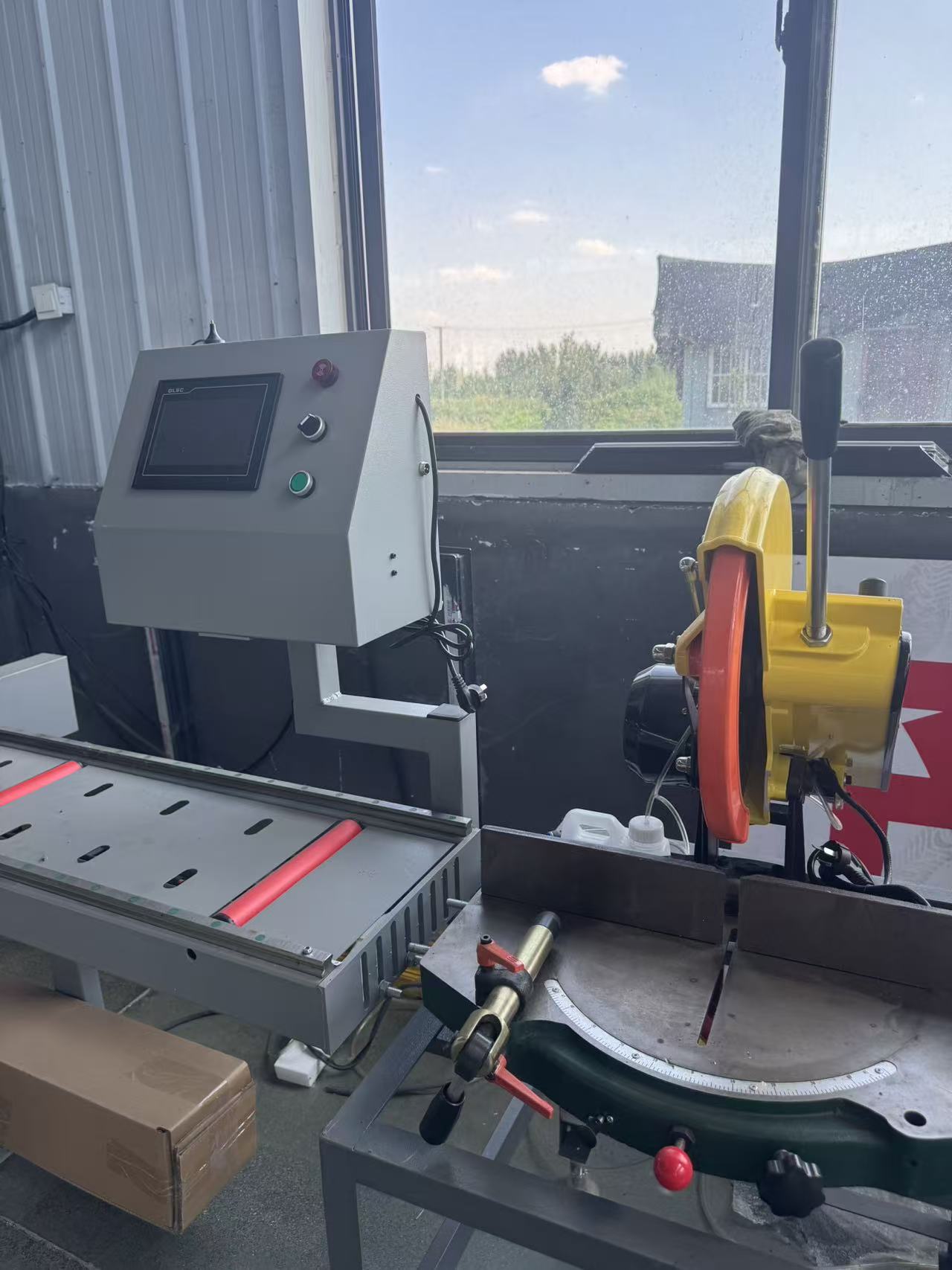 Kiinteäpituinen CNC-saha alumiini-ikkunan lasihelmien leikkaamiseen