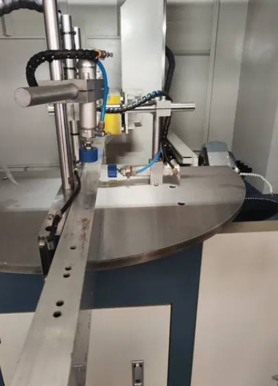 Kestävä hydraulinen verhoseinän loveussaha paksuseinäisille alumiiniprofiileille